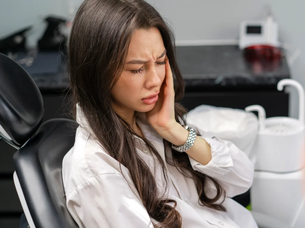 young woman experiencing dental pain | emergency dentist in Bartow, FL